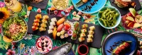Tavola imbadita con diversi piatti di sushi